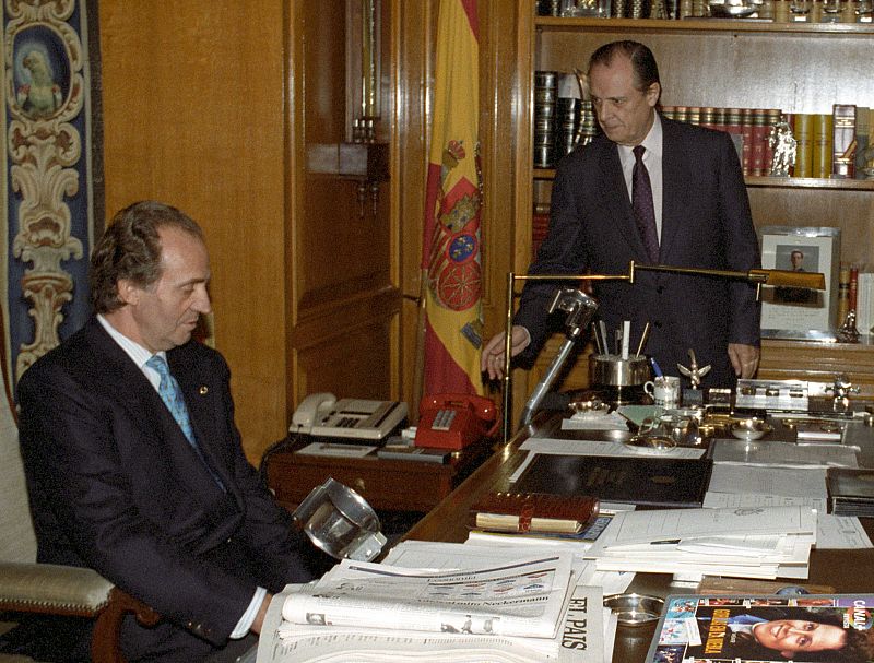 El secretario de la Casa Real, Sabino Fernández con el Rey en 1992
