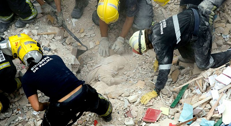 Cuatro muertos al derrumbarse un edificio en Palma