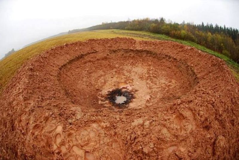 Se tomarán muestras de los restos esparcidos por la zona y de la arcilla quemada del fondo del cráter para confirmar qué tipo de cuerpo ha causado el cráter.