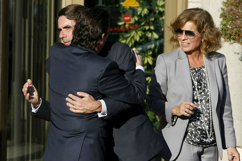 José María Aznar acompañado por su esposa, Ana Botella, saluda a un hijo del ex jefe de la Casa del Rey.