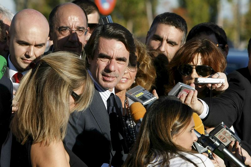 El ex presidente del Gobierno José María Aznar atiende a la prensa a su llegada al tanatorio.