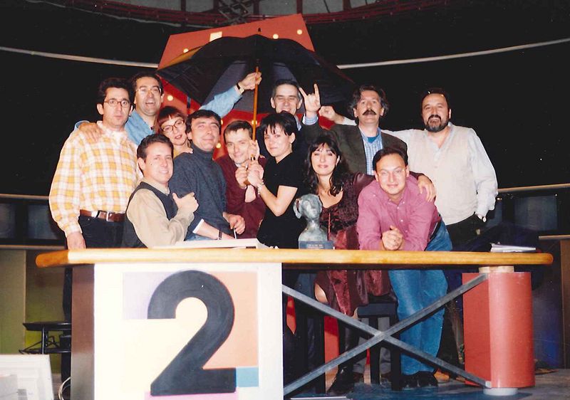 Divertida imagen de uno de los primeros equipos de La 2 Noticias. Todos mucho más jóvenes, desde luego.