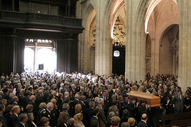 Llegada del féretro a la catedral de Oviedo durante el funeral del conde de Latores.