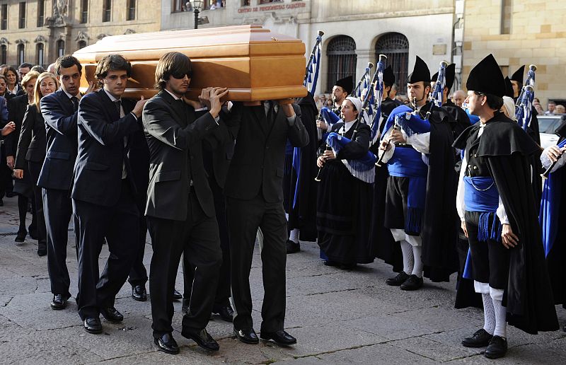 El féretro del que fuera jefe de la Casa del Rey ha sido recibido con aplausos en la plaza de la catedral ovetense.