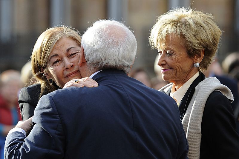 El presidente del Principado de Asturias, Vicente Álvarez Areces, consuela a la viuda de Fernández Campo