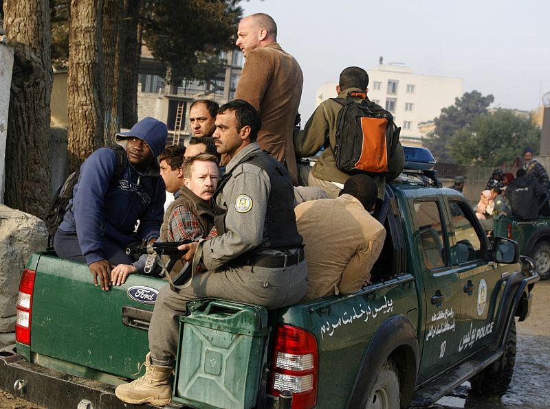 Un grupo de extranjeros es escoltado a un lugar seguro tras el atentado talibán en Kabul.