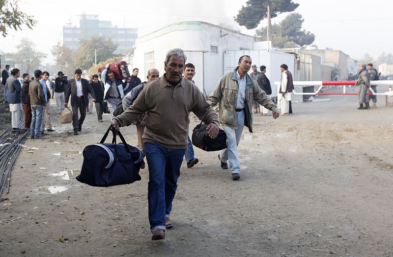 La gente huye despavorida tras el espectacular ataque contra la sede de la ONU en Kabul.