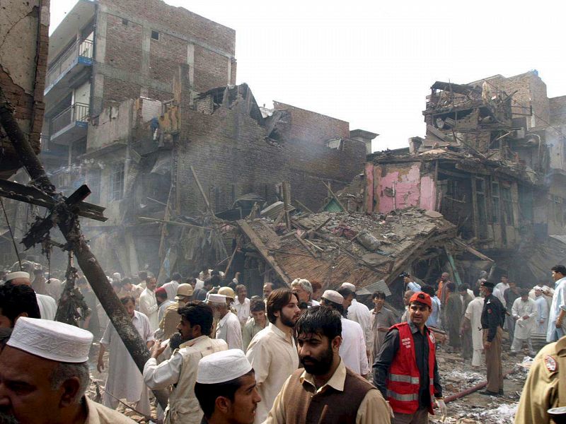 Vista de las llamas del incendio provocado por la potente explosión de un coche bomba en Peshawar.