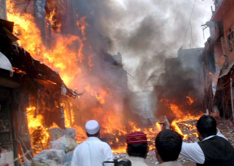 Vista de las llamas del incendio provocado por la potente explosión de un coche bomba en Peshawar.