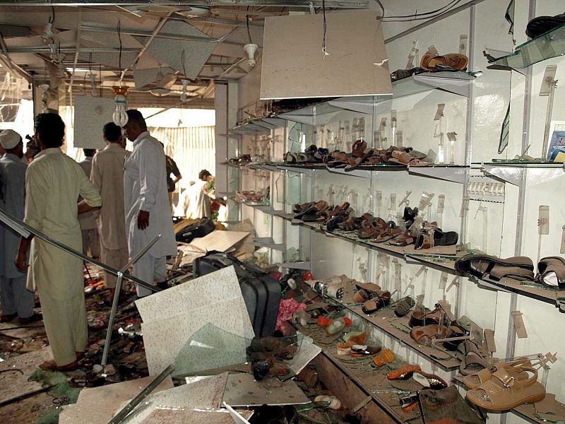 Una tienda del concurrido mercado de Peshawar, arrasada por el atentado.
