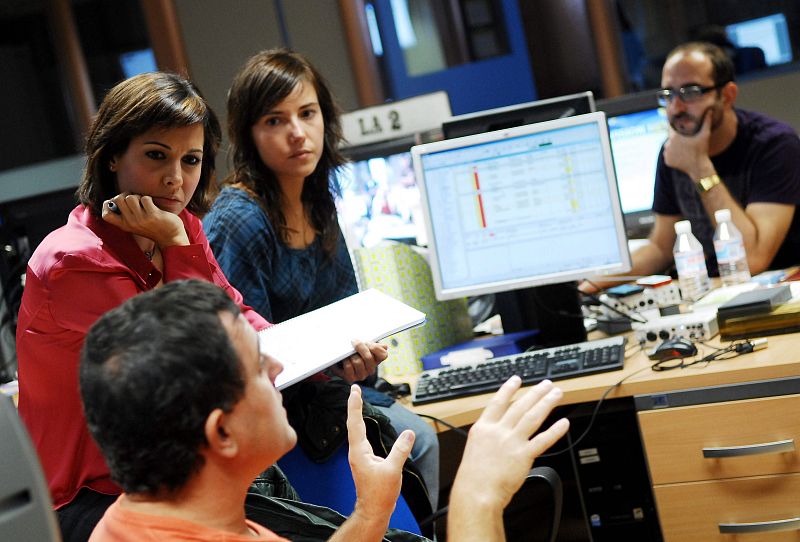 Una foto tomada por la revista 'Supertele' para la elaboración de un reportaje sobre La 2 Noticias. La instantánea capta un momento de una reunión de redacción.