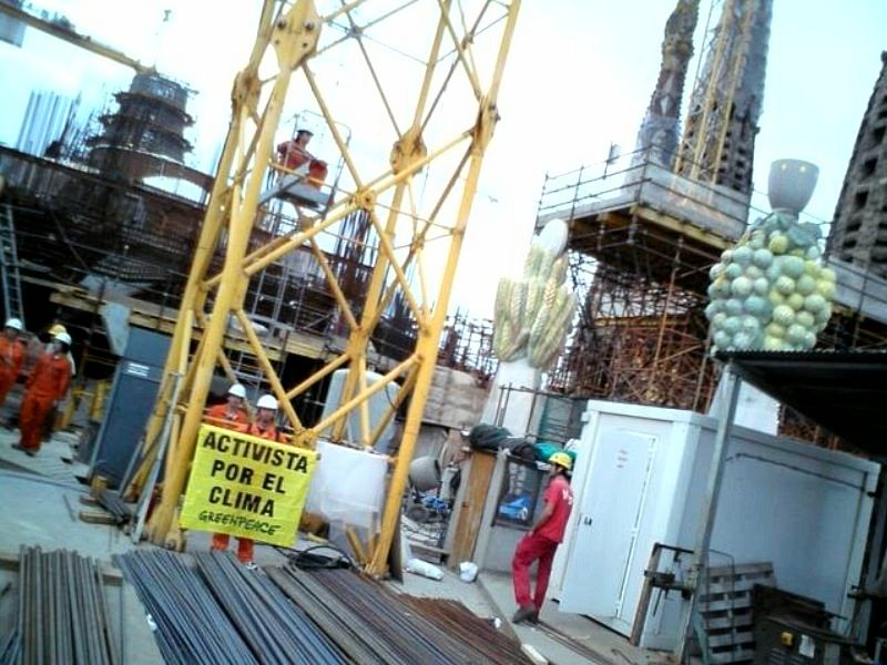 También esta mañana activistas en favor del clima han colocado mil despertadores que han sonado al mismo tiempo en la entrada del recinto en el que se llevará a cabo el encuentro, en el recinto Gran Vía 2 de la Fira de Barcelona, para "despertar a
