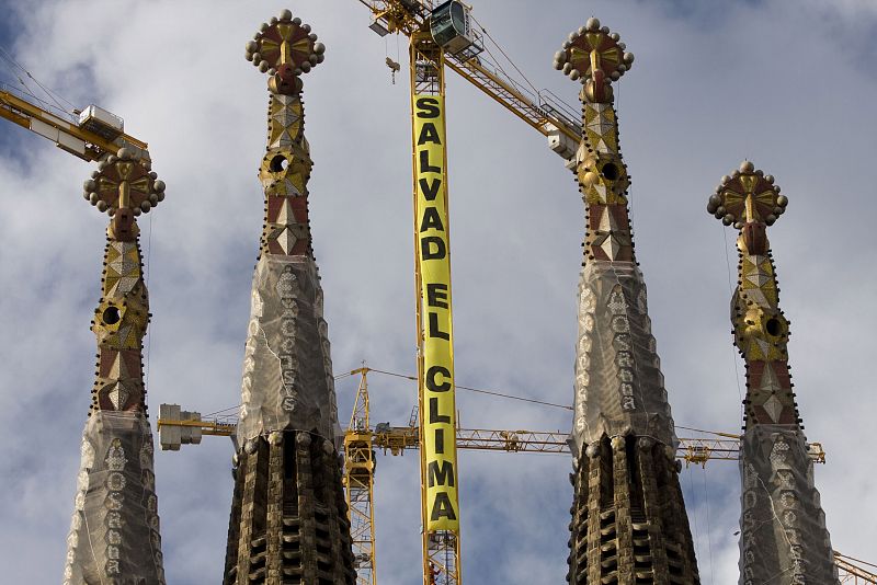 Los escaladores de Grenpeace despliegan una enorme pancarta en la Sagrada Familia en el comienzo de la cumbre del clima en Barcelona