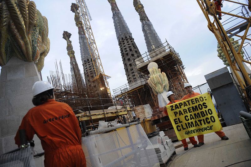 Esta protesta forma parte de la campañawww.activistasporelclima.com cuyo objetivo es conseguir que José Luis Rodríguez Zapatero defienda en Copenhague un acuerdo"vinculante" para salvar el clima.