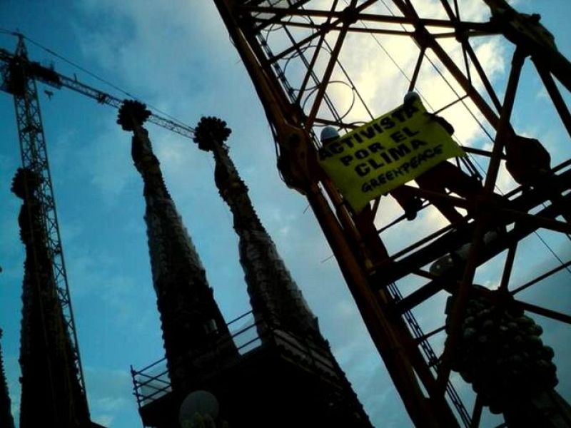  Los activistas están han descolgado dos pancartas más en las grúas laterales de la Sagrada Familia en las que se puede leer ¿Save the climate-Salvad el clima¿.