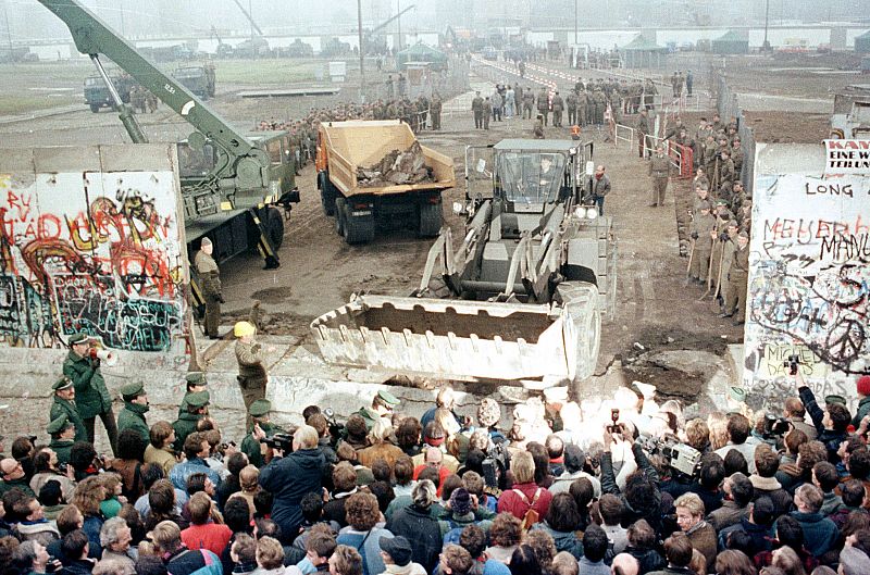 Tras la caída del Muro, excavadores y grúas ocuparon la Potsdamer Platz para derribar cualquier vestigio de la ocupación y división del territorio alemán.