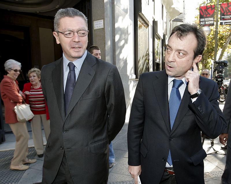El alcalde de Madrid, Alberto Ruiz-Gallardón, a la izquierda, ha llegado acompañado de su número dos, Manuel Cobo.