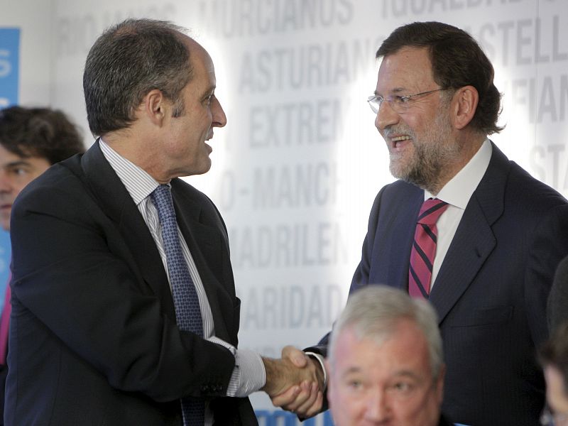 Camps saluda a Rajoy después de remodelar el PP valenciano.