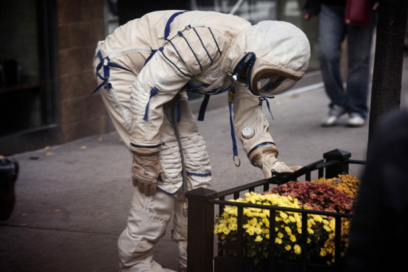 Framis deambulará por las calles neoyorkinas con su traje espacial, por el metro, el autobús, los restaurantes, las bibliotecas...