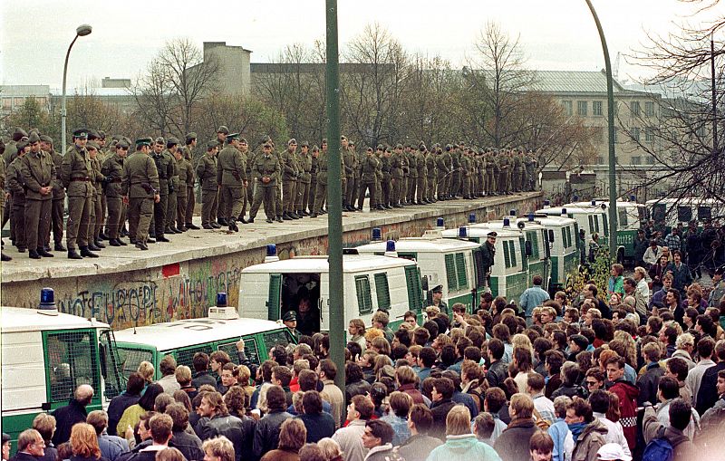 Tras la caída del Muro, cientos de soldados fronterizos observaron el trasvase de miles de berlineses a los que ya no podían impedir el paso.