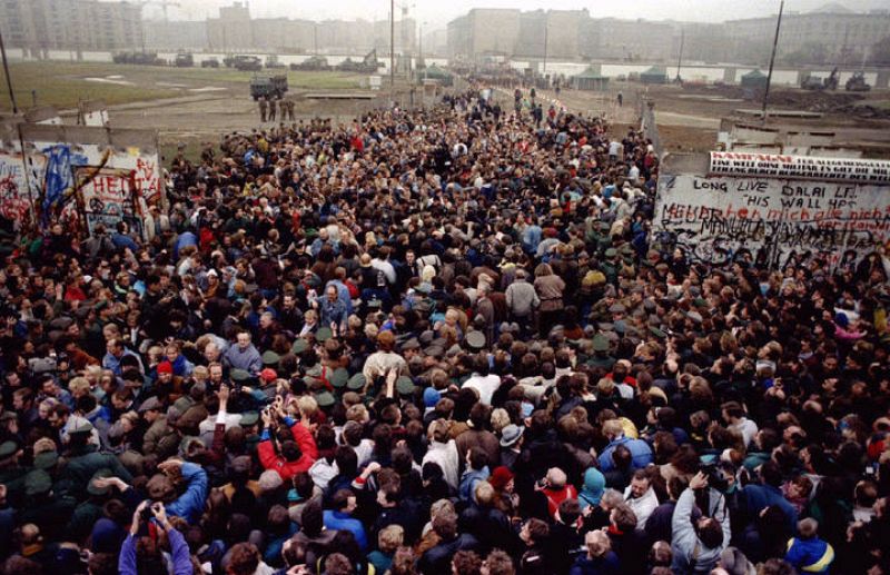 El Muro de Berlín estaba formado por bloques de 3,5 metros de alto, 1,20 m de ancho y 2,75 toneladas de peso coronados por una alambrada de púas.