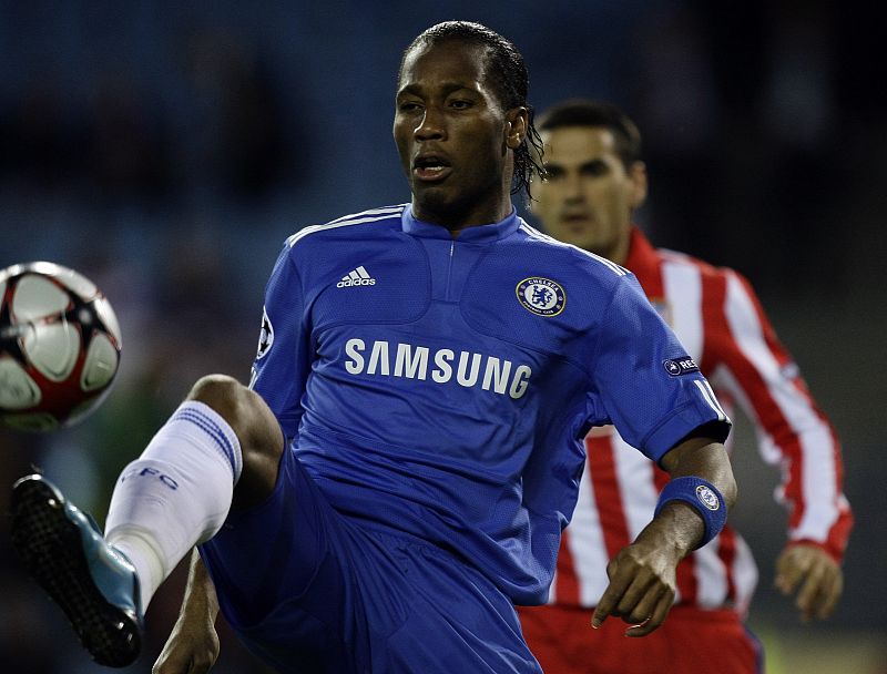 Drogba controla el balón ante la mirada del defensa atlético Juanito.