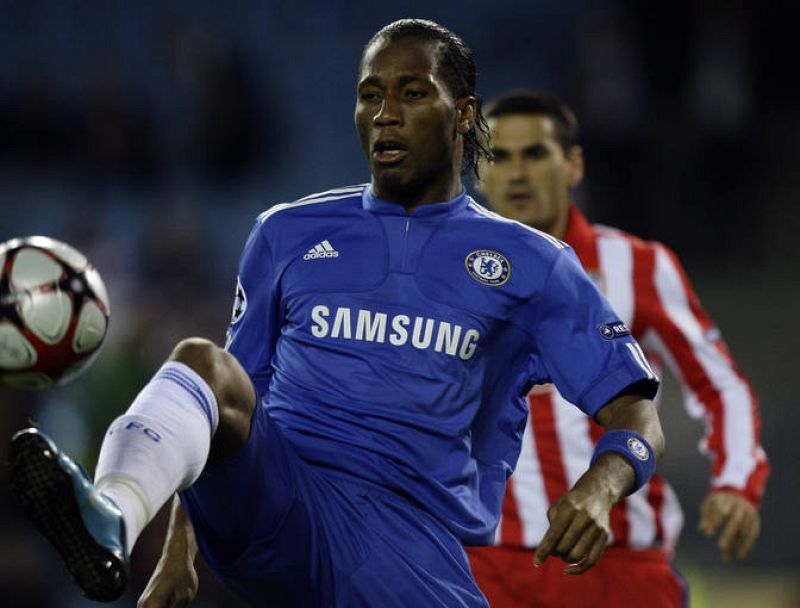 Drogba controla el balón ante la mirada del defensa atlético Juanito.