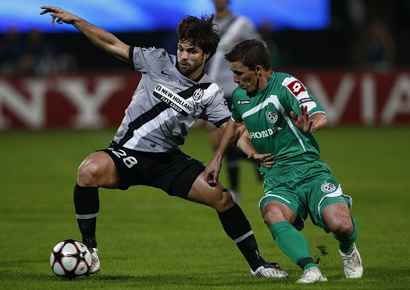 Gustavo Boccoli, del Maccabi, pugna con el brasileño Diego, de la Juventus.