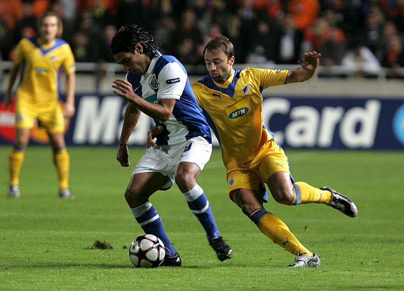 Falcao, autor del gol del Oporto, ante la presión del griego del Apoel Christos Kontis.