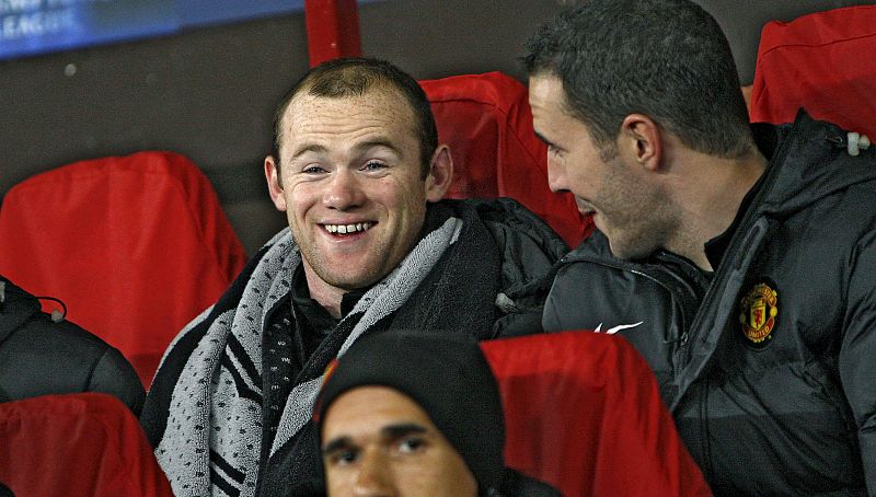 El delantero del Manchester United, Wayne Rooney (i), conversa con su compañero John O'Shea