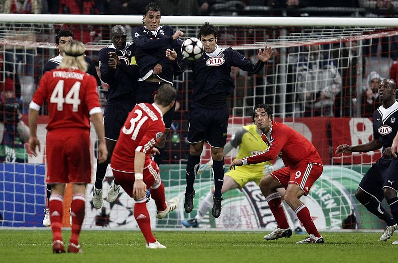 Bastian Schweinsteiger intenta transformar una falta directa para el Bayern ante el Girondins.