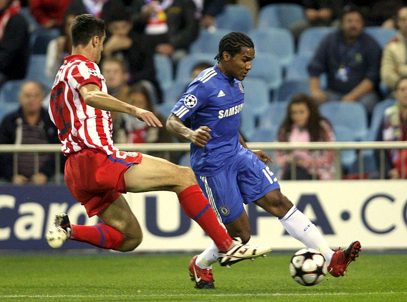 Pablo trata de contener la subida del centrocampista francés Florent Malouda.