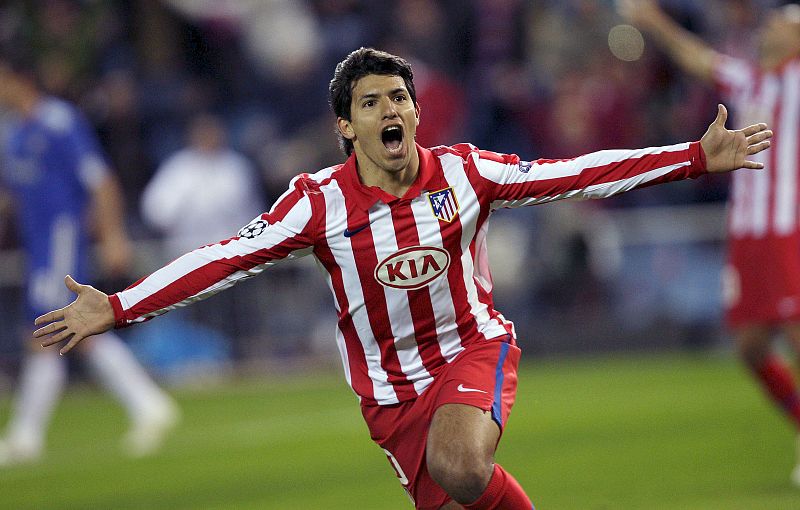 Sergio Agüero, que no jugó de inicio, celebra el primer gol del partido, para el Atlético.