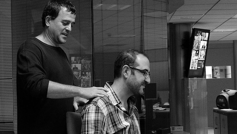 Un momento de relax: Jesús Fraile le da un masaje a Rafa Lobo.