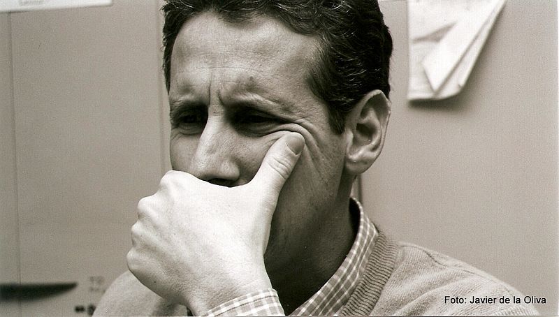 Lorenzo Milá, en la redacción de La 2 Noticias, en 1998