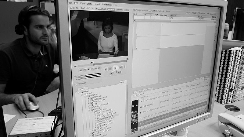 En primer plano, una vista del sistema de edición lineal por ordenador. Muchas cosas han cambiado en 15 años de La 2 Noticias y la técnica es de las más llamativas.