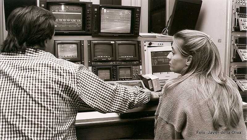 Eduardo S. Pasquín y Cristina Rivero, en la sala de edición de vídeo en 1998.