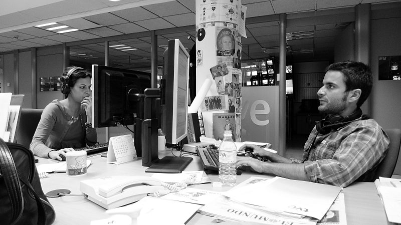 Mara Torres e Íñigo Herráiz, presentadora y editor de La 2 Noticias, en la redacción del programa.