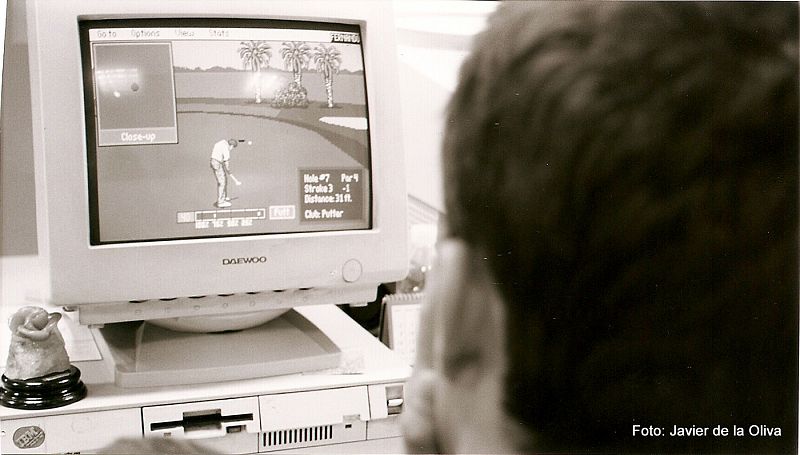 Fernando Navarrete juega al golf después de hacer el minutado. 1998.