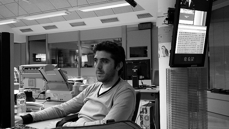 Eneko Carazo en su puesto de la redacción de La 2 Noticias.