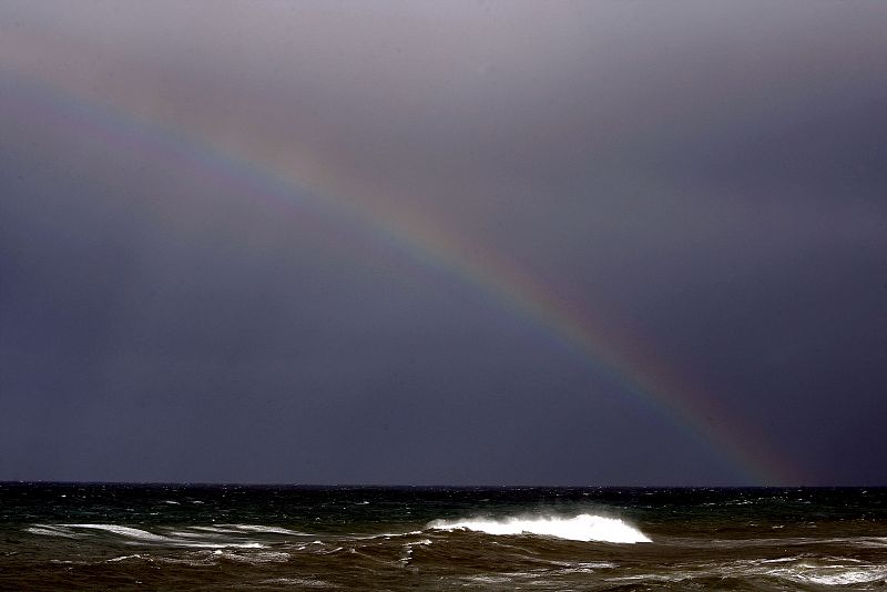 Arco iris formado en la localidad guipuzcoana de Zumaia.