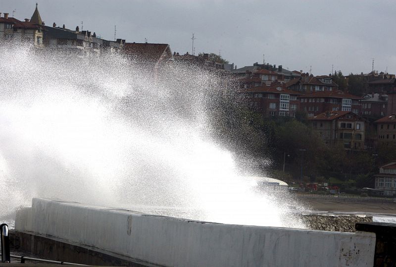 Una ola rompe en el muro del Puerto Viejo de la localidad vizcaína de Getxo como consecuencia del temporal que azota la córnisa cantábrica.