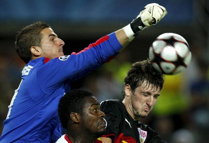 El portero del Sevilla Javi Varas despeja un balón.