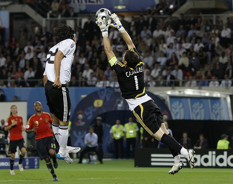 Casillas intercepta un balón aéreo a Kuranyi en la final de la Eurocopa 2008 ante Alemania.