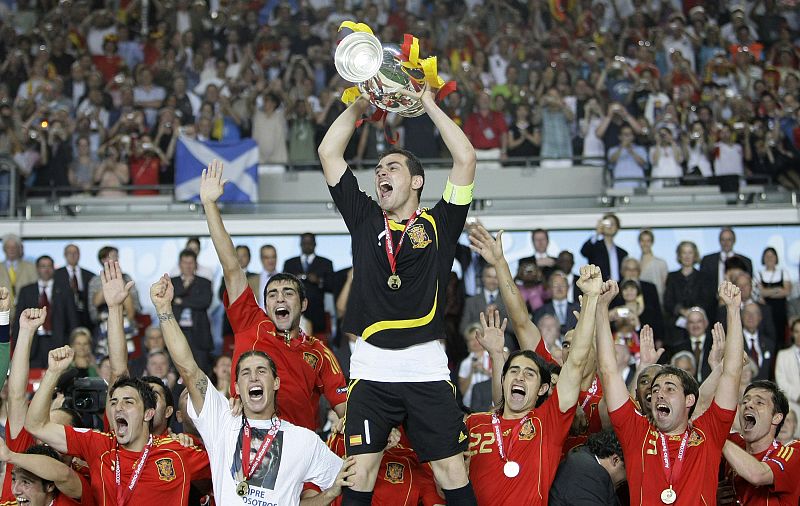 La selección española celebra la consecución de la Eurocopa con su capitán, Casillas, a la cabeza.