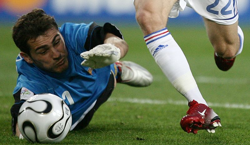 Iker intenta detener una carrera del francés Frank Ribéry en el choque que ambas selecciones jugaron en Hanover, en el Mundial 2006.