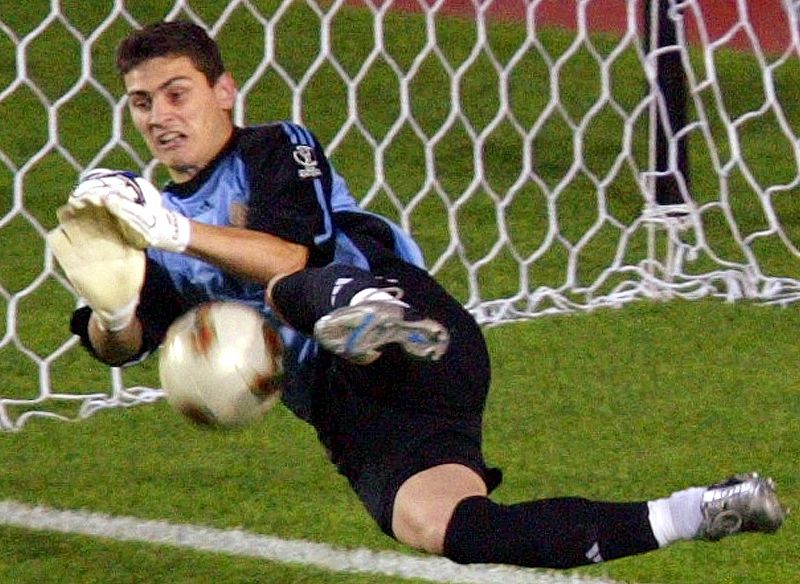 Casillas, en uno de los tres penaltis que atajó a Irlanda.