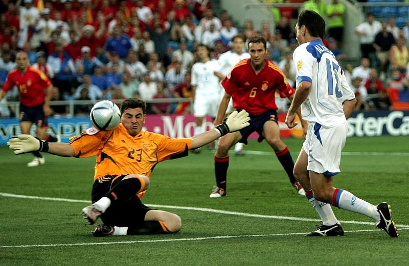 El mano a mano es una de las especialidades de Casillas. En la Eurocopa de 2004, el ruso Alenichev se encontró con Casillas cuando se disponía a marcar.