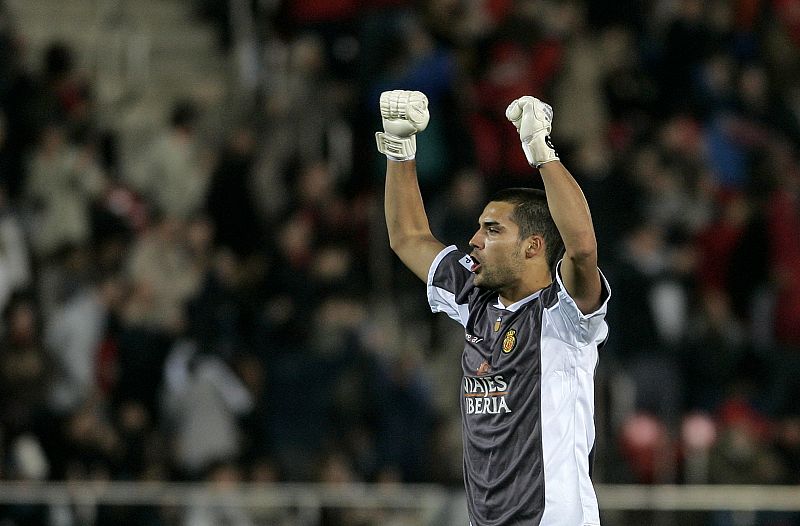 El portero del Mallorca, Miguel Ángel Moyá, celebra un gol de su equipo.