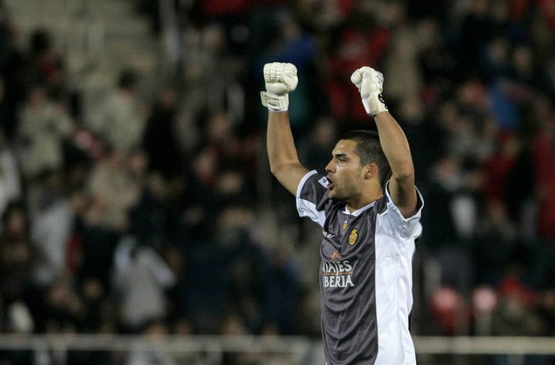 El portero del Mallorca, Miguel Ángel Moyá, celebra un gol de su equipo.